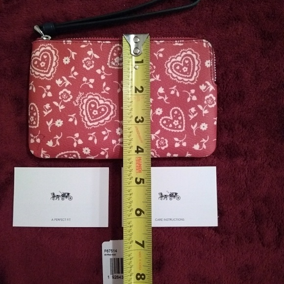 ⭐SALE⭐ PRICE FIRM Coach Lace Heart Corner Wristlet - Picture 6 of 7
